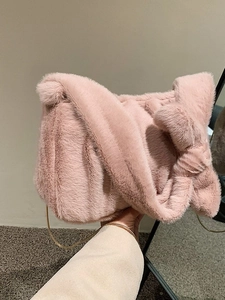 Sac à épaule en peluche rose avec chaîne dorée et grand nœud décoratif