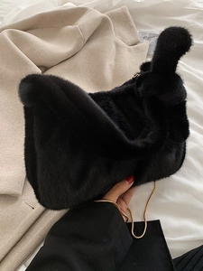 Sac à main chic en fausse fourrure noire avec poignée nouée et chaîne dorée élégante