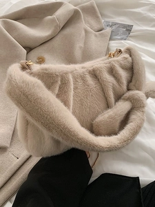 Sac à épaule en peluche beige minimaliste avec chaîne dorée et fausse fourrure