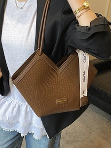 Sac cabas tissé marron rétro avec ouverture en V et bandoulière texture crocodile