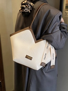 Sac fourre-tout tissé rétro avec ouverture en V et lanières en cuir marron