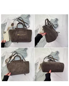 Mehrwinkel-Ansicht der braunen Vintage-Matt-Tasche mit Doppelgriffen und langen Quasten