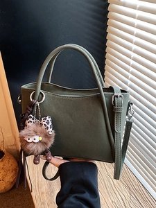 Borsa a secchiello in pelle scamosciata verde opaca con ciondolo e tracolla regolabile