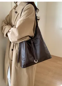 Détail du grand sac cabas marron foncé avec surpiqûres blanches et anneau en métal argenté