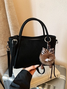 Secchiello vintage in pelle scamosciata nera con charm mostro e tracolla regolabile