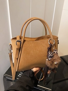 Secchiello vintage in pelle scamosciata marrone con pompon leopardato e tracolla