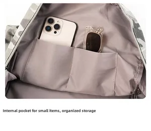Detailansicht der Innentaschen des Camouflage-Rucksacks für organisierte Aufbewahrung