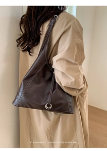 Détail du sac cabas rétro marron avec surpiqûres contrastées et anneau en métal