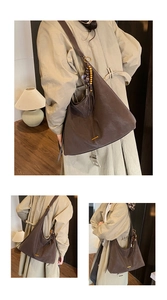 Detail van de grote donkerbruine hobo-tas met vintage bloemenhangers en houten kralen
