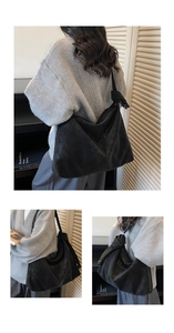 Détail du sac hobo en cuir noir avec motifs floraux en relief et bandoulière nouée