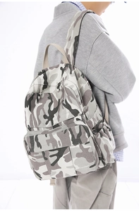 Detailansicht des Camouflage-Leinwand-Rucksacks mit großer Fronttasche und Seitenfach