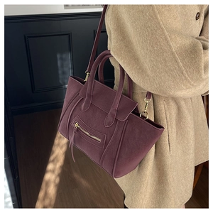 Details der Vintage-Handtasche aus mattem Leder mit Reißverschluss und Quaste