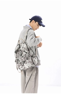 Seitenansicht des urbanen Camouflage-Rucksacks mit großer Fronttasche und Seitenfach