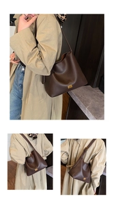 Détail du sac seau en cuir grainé marron foncé avec logo doré et fermeture magnétique
