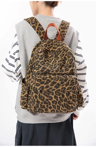Rückansicht eines Modells mit großem Canvas-Rucksack mit Leopardenmuster und Taschen