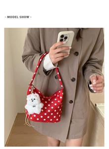 Sac à bandoulière en nylon rouge à pois avec un mignon petit chien en peluche blanc