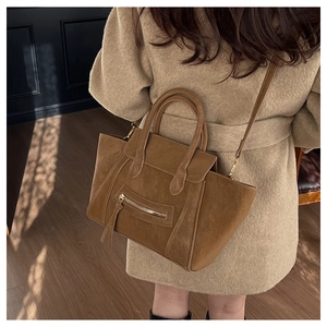 Braune gefrostete Schalen-Tasche mit Vintage-Quasten als Umhängetasche getragen