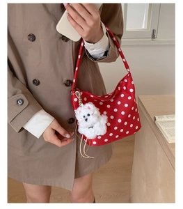 Sac bandoulière rouge à pois en nylon avec détail de porte-clés chiot en peluche