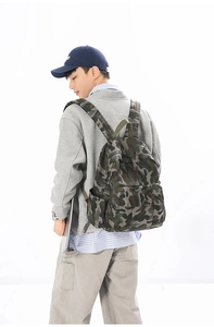 Seitenansicht des großen Tarn-Canvas-Rucksacks mit vielen Taschen und Seitentaschen