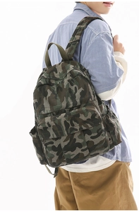 Detailansicht eines Tarnrucksacks aus Segeltuch mit großer Vordertasche und Seitentaschen