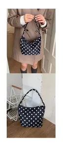 Vue détaillée du sac à bandoulière en nylon à pois avec fermeture éclair et style épuré
