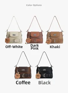 Vue détaillée de sacs baguette en cinq couleurs avec charms en peluche et boucles métal