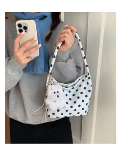 Détail du sac sous les aisselles à pois blancs avec un charmant pendentif chien en peluche