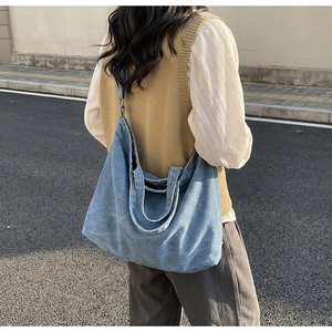 Photo lifestyle d'un grand sac cabas en jean bleu clair montrant son drapé et son volume
