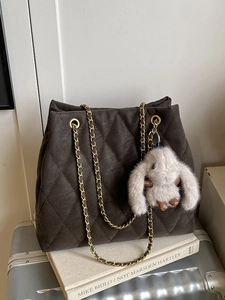 Sac fourre-tout matelassé marron foncé avec chaînes dorées et charme lapin