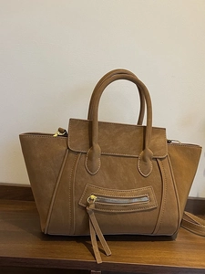 Retro matte Leder-Handtasche in Hellbraun mit markantem Frontreißverschluss für Damen