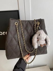 Sac fourre-tout matelassé gris foncé avec chaîne dorée et breloque lapin en peluche