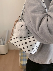Sac fourre-tout chic en nylon blanc à pois avec breloque chien en peluche porté à l'épaule
