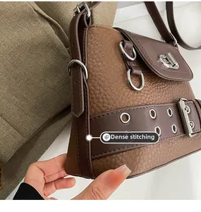 Gros plan du sac en cuir marron avec des coutures précises et une boucle argentée