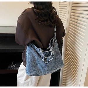 Vue détaillée du grand sac cabas en jean avec texture délavée et bandoulière large