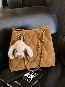 Sac cabas matelassé en daim camel avec bandoulière chaîne dorée et breloque lapin en peluche