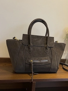 Retro matte dunkelbraune Handtasche in Muschelform mit Doppelgriffen und Seitenflügeln