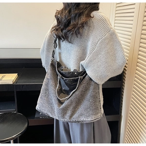 Grand sac cabas en denim délavé gris foncé porté à l'épaule pour montrer le style et la taille