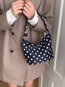 Sac hobo élégant en nylon à pois noirs et blancs pour femme avec forme de croissant moderne