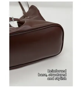 Detail of reinforced base and structured bottom of the dark brown leather tote bag