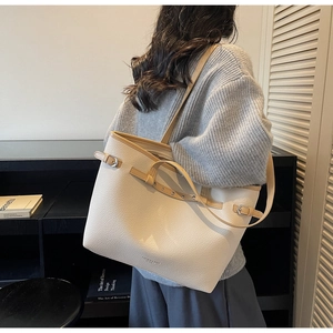 Détail d'un sac cabas en similicuir beige avec texture grainée et lanières marron clair