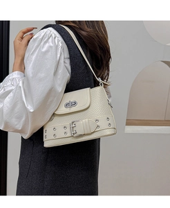 Vue détaillée du sac en cuir grainé crème avec fermoir argenté et bandoulière à œillets
