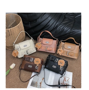 Détails de cinq sacs à main en cuir avec boucles CD et pendentifs en peluche élégants