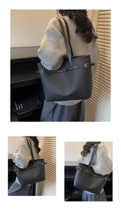 Détails d'un sac cabas en cuir noir texturé litchi avec boucles métalliques argentées