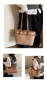 Détail du sac cabas kaki en cuir grainé avec clous argentés et boucles métalliques