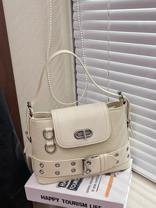 Sac Bandoulière Rétro en Cuir PU à Motif Litchi Sac Sous le Bras Femme Avec Pendentif Ours Boucle Métallique Sac Porté Épaule
