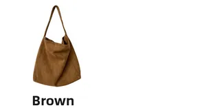 Détails du sac hobo en daim marron montrant sa grande capacité et sa texture douce