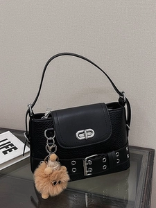 Sac à main en cuir grainé noir avec boucle argentée et pendentif ours brun mignon