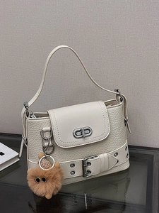Sac cabas chic blanc cassé grainé avec boucle argentée et charm en peluche
