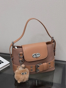 Sac à bandoulière en similicuir marron avec fermoir rotatif et pompon en peluche