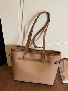 Grand sac cabas minimaliste en cuir camel avec texture grainée et détails de rivets